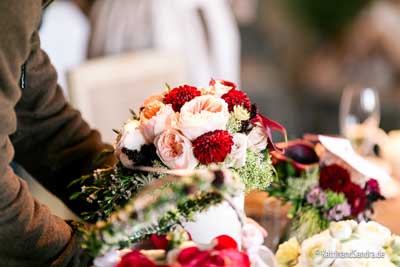 Brautstauß und Tischdeko aus Dahlien, Astrancia, Trachelium, Edelrosen und Calla