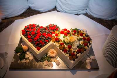 Hochzeitstorte mit Blumen dekoriert